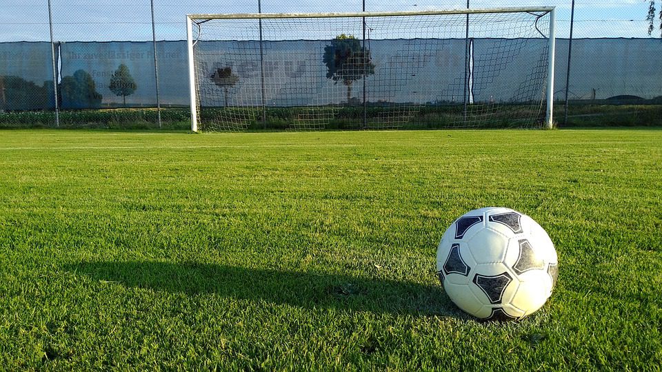 why-are-soccer-balls-black-and-white-footiehound